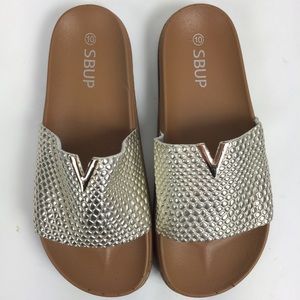 SBUP Size 10 Slip On Shiny Silver Pebbled Sandals